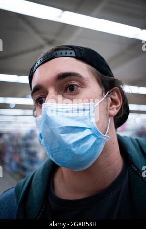 France, Bretagne, Quevert le 15/05/2021. Jeune personne portant un masque Covid-19 dans un supermarché. Photo de Martin Bertrand. France, Bretagne, Quévé Banque D'Images