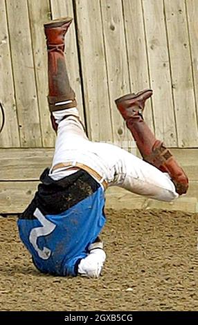 Le prince William se défait de son cheval en jouant contre son frère le prince Harry (en jaune) dans un match de polo de charité samedi 12 mars 2005 en aide aux victimes du tremblement de terre du lendemain de Noël dans l'extrême-Orient.Les princes ont pris sur le terrain sur les côtés opposés pour le match tenu au Longdole Polo Club à Birdlip, Gloucestershire.Le prince Harry faisait partie de l'équipe gagnante qui a reçu le trophée Hayley Charity de Louise Knights.Heureusement, le prince William est sorti sans douleur.Anwar Hussein/allactiondigital.com Banque D'Images