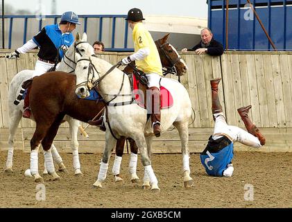 Le prince William se défait de son cheval en jouant contre son frère le prince Harry (en jaune) dans un match de polo de charité samedi 12 mars 2005 en aide aux victimes du tremblement de terre du lendemain de Noël dans l'extrême-Orient.Les princes ont pris sur le terrain sur les côtés opposés pour le match tenu au Longdole Polo Club à Birdlip, Gloucestershire.Le prince Harry faisait partie de l'équipe gagnante qui a reçu le trophée Hayley Charity de Louise Knights.Heureusement, le prince William est sorti sans douleur.Anwar Hussein/allactiondigital.com Banque D'Images