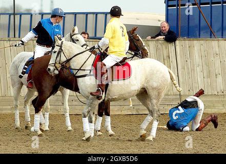 Le prince William se défait de son cheval en jouant contre son frère le prince Harry (en jaune) dans un match de polo de charité samedi 12 mars 2005 en aide aux victimes du tremblement de terre du lendemain de Noël dans l'extrême-Orient.Les princes ont pris sur le terrain sur les côtés opposés pour le match tenu au Longdole Polo Club à Birdlip, Gloucestershire.Le prince Harry faisait partie de l'équipe gagnante qui a reçu le trophée Hayley Charity de Louise Knights.Heureusement, le prince William est sorti sans douleur.Anwar Hussein/allactiondigital.com Banque D'Images