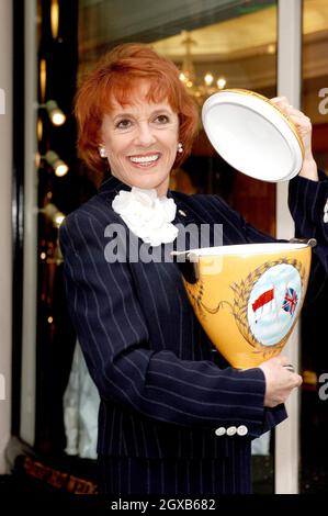 Esther Rantzen, fondateur de Childline, dévoile un vase conçu par Royalty pour être mis aux enchères pour la charité, Waterford Wedgwood Store, Picadilly, Londres, 29 mars. Banque D'Images