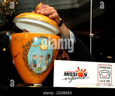 Esther Rantzen, fondateur de Childline, dévoile un vase conçu par Royalty pour être mis aux enchères pour la charité, Waterford Wedgwood Store, Picadilly, Londres, 29 mars. Banque D'Images