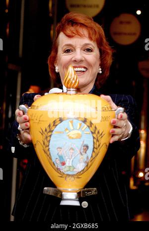 Esther Rantzen, fondateur de Childline, dévoile un vase conçu par Royalty pour être mis aux enchères pour la charité, Waterford Wedgwood Store, Picadilly, Londres, 29 mars. Banque D'Images