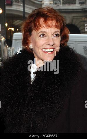 Esther Rantzen, fondateur de Childline, dévoile un vase conçu par Royalty pour être mis aux enchères pour la charité, Waterford Wedgwood Store, Picadilly, Londres, 29 mars. Banque D'Images