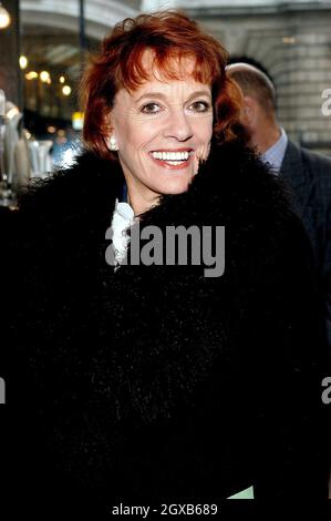 Esther Rantzen, fondateur de Childline, dévoile un vase conçu par Royalty pour être mis aux enchères pour la charité, Waterford Wedgwood Store, Picadilly, Londres, 29 mars. Banque D'Images