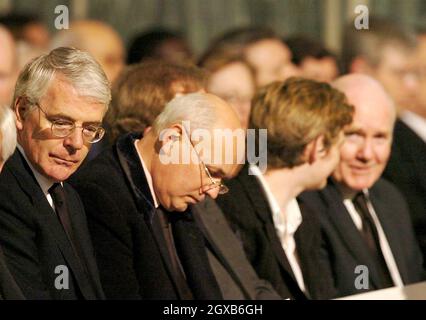 L'ancien Premier ministre britannique John Major et ancien dirigeant conservateur Iain Duncan-Smith à la cathédrale de Westminster à Londres le lundi 4 mars 2005, au service des Vêpres pour les morts en l'honneur du pape Jean-Paul IILe Prince de Galles a reporté son mariage jusqu'au samedi pour assister aux funérailles du Pape vendredi à Rome.Anwar Hussein/allactiondigital.com Banque D'Images