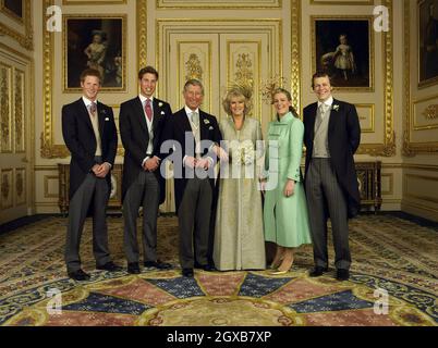 Le prince de Galles et sa nouvelle mariée Camilla, duchesse de Cornwall, avec leurs enfants (L-R) le prince Harry, le prince William, Laura et Tom Parker Bowles, dans la salle de dessin blanche du château de Windsor le samedi 9 2005 avril, après leur cérémonie de mariage.Rota/Collection Anwar Hussein/allactiondigital.com Banque D'Images