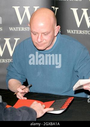 Nick Hornby à Waterstones où il a signé des copies de son nouveau roman A long Way Down - une histoire sur quatre personnes prêtes à commettre le suicide en sautant d'un bloc de la tour. L'auteur d'About A Boy, Fever Pitch et High Fidelity a vendu les droits de film de son dernier livre pour plusieurs millions de livres à Warner Brothers avant même qu'il ait été publié. Banque D'Images