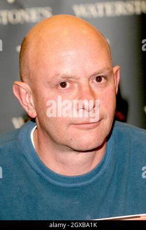 Nick Hornby à Waterstones où il a signé des copies de son nouveau roman A long Way Down - une histoire sur quatre personnes prêtes à commettre le suicide en sautant d'un bloc de la tour. L'auteur d'About A Boy, Fever Pitch et High Fidelity a vendu les droits de film de son dernier livre pour plusieurs millions de livres à Warner Brothers avant même qu'il ait été publié. Banque D'Images