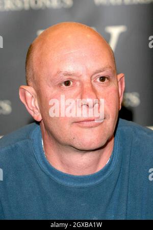 Nick Hornby à Waterstones où il a signé des copies de son nouveau roman A long Way Down - une histoire sur quatre personnes prêtes à commettre le suicide en sautant d'un bloc de la tour. L'auteur d'About A Boy, Fever Pitch et High Fidelity a vendu les droits de film de son dernier livre pour plusieurs millions de livres à Warner Brothers avant même qu'il ait été publié. Banque D'Images