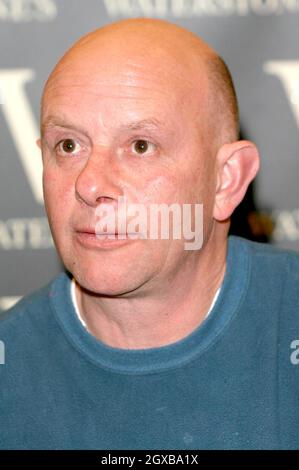 Nick Hornby à Waterstones où il a signé des copies de son nouveau roman A long Way Down - une histoire sur quatre personnes prêtes à commettre le suicide en sautant d'un bloc de la tour. L'auteur d'About A Boy, Fever Pitch et High Fidelity a vendu les droits de film de son dernier livre pour plusieurs millions de livres à Warner Brothers avant même qu'il ait été publié. Banque D'Images