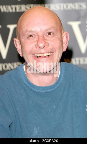 Nick Hornby à Waterstones où il a signé des copies de son nouveau roman A long Way Down - une histoire sur quatre personnes prêtes à commettre le suicide en sautant d'un bloc de la tour. L'auteur d'About A Boy, Fever Pitch et High Fidelity a vendu les droits de film de son dernier livre pour plusieurs millions de livres à Warner Brothers avant même qu'il ait été publié. Banque D'Images