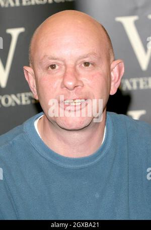 Nick Hornby à Waterstones où il a signé des copies de son nouveau roman A long Way Down - une histoire sur quatre personnes prêtes à commettre le suicide en sautant d'un bloc de la tour. L'auteur d'About A Boy, Fever Pitch et High Fidelity a vendu les droits de film de son dernier livre pour plusieurs millions de livres à Warner Brothers avant même qu'il ait été publié. Banque D'Images