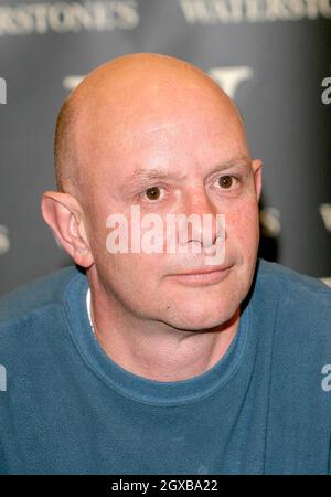 Nick Hornby à Waterstones où il a signé des copies de son nouveau roman A long Way Down - une histoire sur quatre personnes prêtes à commettre le suicide en sautant d'un bloc de la tour. L'auteur d'About A Boy, Fever Pitch et High Fidelity a vendu les droits de film de son dernier livre pour plusieurs millions de livres à Warner Brothers avant même qu'il ait été publié. Banque D'Images