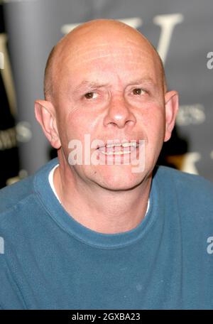 Nick Hornby à Waterstones où il a signé des copies de son nouveau roman A long Way Down - une histoire sur quatre personnes prêtes à commettre le suicide en sautant d'un bloc de la tour. L'auteur d'About A Boy, Fever Pitch et High Fidelity a vendu les droits de film de son dernier livre pour plusieurs millions de livres à Warner Brothers avant même qu'il ait été publié. Banque D'Images