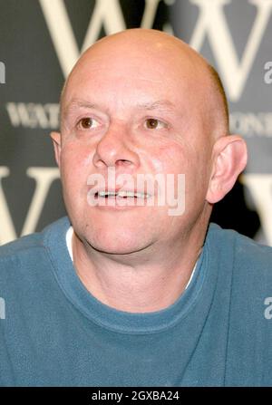 Nick Hornby à Waterstones où il a signé des copies de son nouveau roman A long Way Down - une histoire sur quatre personnes prêtes à commettre le suicide en sautant d'un bloc de la tour. L'auteur d'About A Boy, Fever Pitch et High Fidelity a vendu les droits de film de son dernier livre pour plusieurs millions de livres à Warner Brothers avant même qu'il ait été publié. Banque D'Images