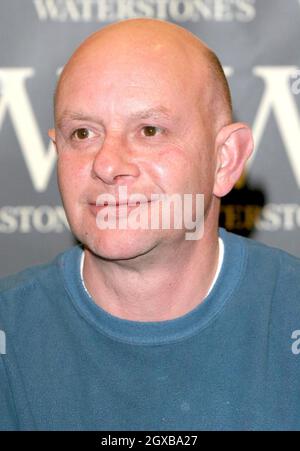 Nick Hornby à Waterstones où il a signé des copies de son nouveau roman A long Way Down - une histoire sur quatre personnes prêtes à commettre le suicide en sautant d'un bloc de la tour. L'auteur d'About A Boy, Fever Pitch et High Fidelity a vendu les droits de film de son dernier livre pour plusieurs millions de livres à Warner Brothers avant même qu'il ait été publié. Banque D'Images