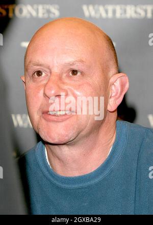 Nick Hornby à Waterstones où il a signé des copies de son nouveau roman A long Way Down - une histoire sur quatre personnes prêtes à commettre le suicide en sautant d'un bloc de la tour. L'auteur d'About A Boy, Fever Pitch et High Fidelity a vendu les droits de film de son dernier livre pour plusieurs millions de livres à Warner Brothers avant même qu'il ait été publié. Banque D'Images