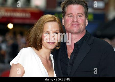 Val Kilmer et Charlotte Emmerson arrivent au premier ministre européen de BATMAN, SUR la place Odeon Leicester Banque D'Images