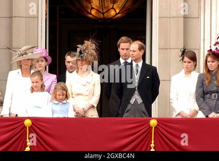 Camilla, duchesse de Cornouailles, Sophie, comtesse de Wessex, Prince William,Le Prince Edward, comte de Wessex, la princesse Eugénie et la princesse Beatrice observe la couleur de la reine des gardes de Grenadier du premier bataillon, marquant l'anniversaire officiel de la reine, au Horse Guards Parade, à Londres, en Angleterre.Anwar Hussein/allactiondigital.com *** Légende locale *** Camilla, duchesse de Cornouailles Banque D'Images