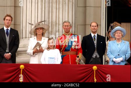 Prince William, Camilla, duchesse de Cornouailles, Prince Charles, Prince de Galles,Le comte de Wessex et la reine Elizabeth II regardent la couleur de la reine des gardes de Grenadier du premier bataillon, marquant l'anniversaire officiel de la reine, au Horse Guards Parade Londres, en Angleterre.Anwar Hussein/allactiondigital.com *** Légende locale *** Camilla, duchesse de Cornouailles Banque D'Images