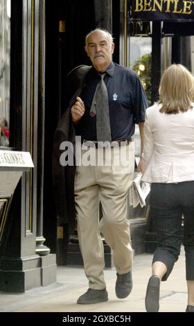 Sean Connery a photographié les magasins du West End, Londres. Banque D'Images