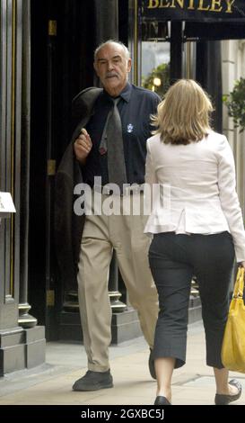 Sean Connery a photographié les magasins du West End, Londres. Banque D'Images