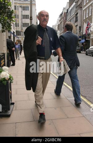 Sean Connery a photographié les magasins du West End, Londres. Banque D'Images