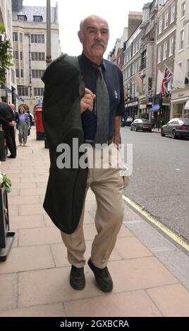 Sean Connery a photographié les magasins du West End, Londres. Banque D'Images