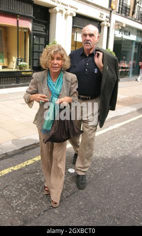 Sean Connery a photographié les magasins du West End, Londres. Banque D'Images