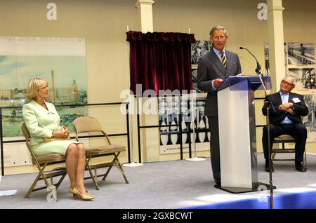 La duchesse de Rothesay regarde sur le duc de Rothesay fait un discours lors d'une visite à Anchor Mill à Paisley, Renfrewshire qui a été régénéré pour fournir des appartements, le mardi 21 juin 2005.Anwar Hussein/allactiondigital.com Banque D'Images