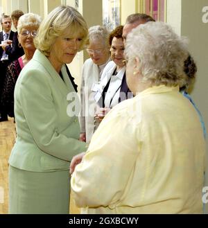 Le duc de Rothesay discute avec les habitants de la région lors d'une visite à Anchor Mill à Paisley, dans le Renfrewshire, le mardi 21 juin 2005.Anwar Hussein/allactiondigital.com Banque D'Images