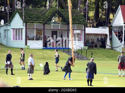 Le prince Philip, duc d'Édimbourg, la reine Elizabeth ll, le prince Charles, le prince de Galles et la princesse Anne, les concurrents de la princesse royale, participent à l'inauguration du caber de la boîte royale lors des Jeux du Braemar Highland en Écosse, le 2 septembre 2017, en 2017. Banque D'Images