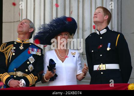 Le Prince Harry, le Prince Charles et la duchesse de Cornwall regardent le flipper au-dessus du Mall of British et de l'US World War II depuis le balcon du Palais de Buckingham le jour de commémoration nationale à Londres.Des coquelicots ont été lâché du bombardier Lancaster du vol commémoratif de la bataille de Grande-Bretagne dans le cadre du flycast. Banque D'Images