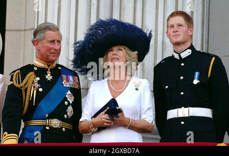 Le Prince Harry, le Prince Charles et la duchesse de Cornwall regardent le flipper au-dessus du Mall of British et de l'US World War II depuis le balcon du Palais de Buckingham le jour de commémoration nationale à Londres.Des coquelicots ont été lâché du bombardier Lancaster du vol commémoratif de la bataille de Grande-Bretagne dans le cadre du flycast.Anwar Hussein/allactiondigital.com *** Légende locale *** Reine Elizabeth II;Duchesse de Cornouailles Banque D'Images