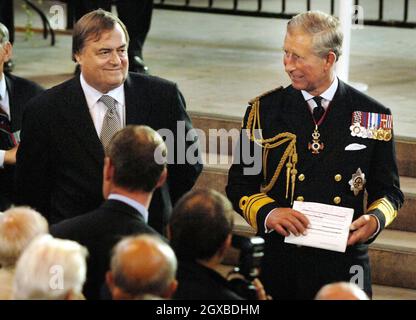 Le Prince de Galles (à droite) et le vice-premier ministre John Prescott lors d'une réception du Burma Star à Westminster Hall, dans le centre de Londres, le dimanche 21 août 2005 pour commémorer le 60e anniversaire de la Journée VJ.Anwar Hussein/allactiondigital.com Banque D'Images