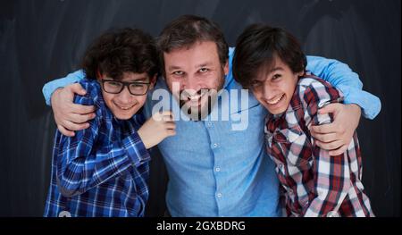 un père heureux embrassant des fils inoubliables moments de joie familiale dans la race mixte de la famille arabe du moyen-orient Banque D'Images