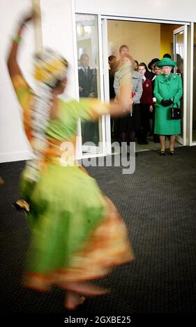 La reine Elizabeth II regarde un spectacle de danse des élèves de l'école Langdon lors de sa première visite sur le site olympique de 2012 à l'est de Londres.Anwar Hussein/allactiondigital.com Banque D'Images