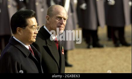 Le prince Philip, duc d'Édimbourg, se présente avec le président chinois Hu Jintao lors d'une cérémonie de bienvenue à la parade des gardes à cheval le premier jour de la visite d'État de 3 jours du président à Londres, le 8 novembre 2005 à Londres, en Angleterre.Anwar Hussein/allactiondigital.com Banque D'Images