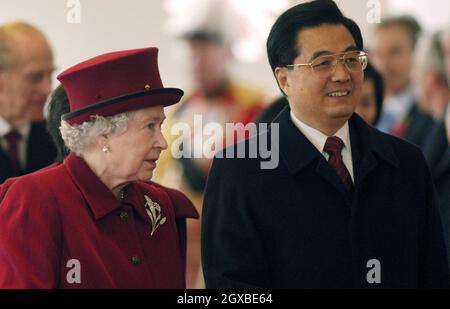 La reine Elizabeth ll se tient avec le président chinois Hu Jintao lors d'une cérémonie de bienvenue sur la parade des gardes à cheval le premier jour d'une visite d'État de 3 jours à Londres.Anwar Hussein/allactiondigital.com Banque D'Images