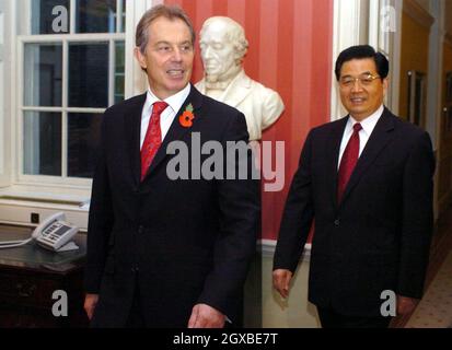 Le Premier ministre britannique Tony Blair salue le président chinois Hu Jintao, situé au 10 Downing Street à Londres.Le président était dans le pays lors d'une visite d'État et est invité de la reine Elizabeth IIAnwar Hussein/allactiondigital.com Banque D'Images