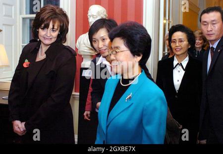 Cherie Blair salue Liu Yongqing, épouse du président chinois Hu Jintao, dans le 10 Downing Street à Londres.Le Président était dans le pays lors d'une visite d'État et est invité de la reine Elizabeth II de Grande-Bretagne au palais de Buckingham.Anwar Hussein/allactiondigital.com Banque D'Images