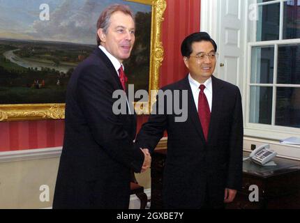 Le Premier ministre britannique Tony Blair salue le président chinois Hu Jintao, situé au 10 Downing Street à Londres.Le président était dans le pays lors d'une visite d'État et est invité de la reine Elizabeth IIAnwar Hussein/allactiondigital.com Banque D'Images