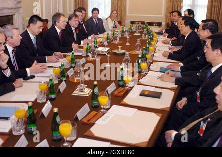 Le Premier ministre britannique Tony Blair a des entretiens avec le président chinois Hu Jintao (en face du PM) dans le 10 Downing Street à Londres.Le Président était dans le pays lors d'une visite d'État et est invité de la reine Elizabeth II de Grande-Bretagne au palais de Buckingham.Anwar Hussein/allactiondigital.com Banque D'Images