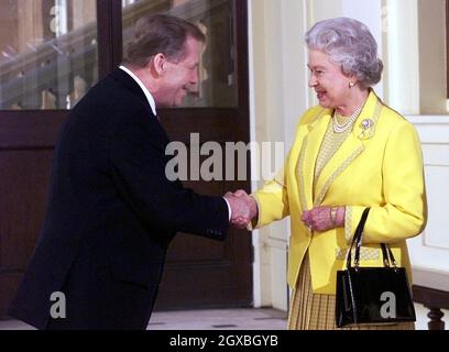 Le président de la République tchèque, Vaclav Haval, est accueilli par la reine Elizabeth II de Grande-Bretagne à Buckingham Palace, Londres.Le Président et sa femme, Havlova, ont déjeuné avec la Reine dans le cadre de leur visite d'État à Londres.Â Anwar Hussein/allactiondigital.com Banque D'Images