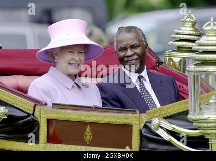 La Reine accueille le Président Thabo Mbeki à Windsor au début de la visite d'État du dirigeant sud-africain en Grande-Bretagne.La Reine et le président ont roulé dans une voiture à toit ouvert de Home Park à Windsor.Le Président était en visite d'État de trois jours.Â Anwar Hussein/allactiondigital.com Banque D'Images