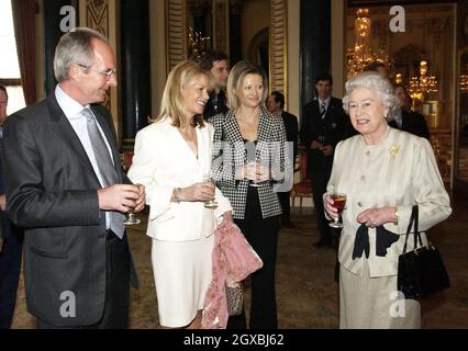 La reine Elizabeth II de Grande-Bretagne se réunit de gauche à droite, l'entraîneur en chef de l'Angleterre Sven-Goran Eriksson, Mme Susan Davies - épouse de David Davies, directeur exécutif de l'AA - et Mlle Jane Bateman,Directeur des relations internationales à l'anglais FA lors d'une réception au Palais de Buckingham à Londres pour marquer le centenaire de la FIFA.Â Anwar Hussein/allactiondigital.com Banque D'Images