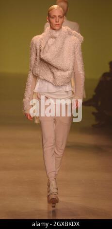 Modèles sur la passerelle du salon de mode Rick Owens à la semaine de la mode de Paris. Banque D'Images