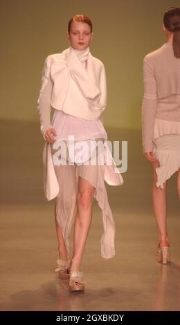 Modèles sur la passerelle du salon de mode Rick Owens à la semaine de la mode de Paris. Banque D'Images