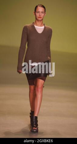 Modèles sur la passerelle du salon de mode Rick Owens à la semaine de la mode de Paris. Banque D'Images